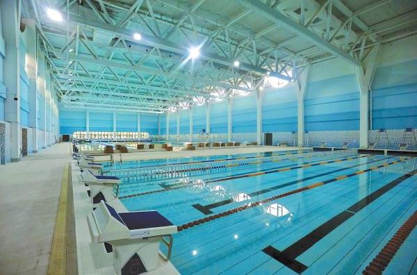 回龙观体育文化公园南区的体育健身中心（上图）和游泳馆（下图）。