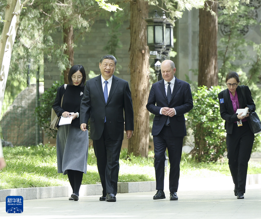 4月16日上午，国家主席习近平在北京钓鱼台国宾馆会见德国总理朔尔茨。这是习近平同朔尔茨一起散步。