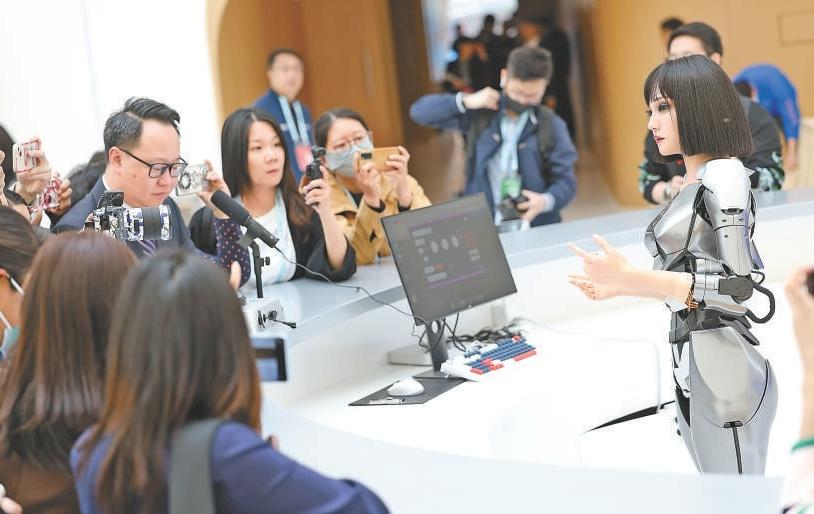 4月24日，中关村论坛年会主会场，仿生机器人解答提问。