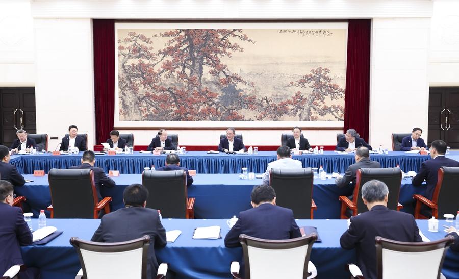 4月18日，国务院总理李强在第135届中国进出口商品交易会（广交会）企业馆巡馆。这是4月17日，李强同广交会参展企业代表座谈交流。
